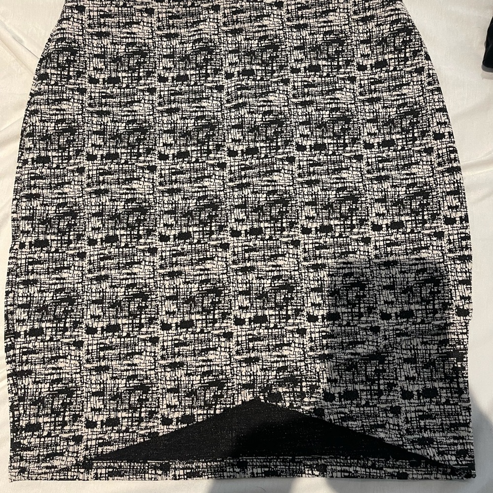 NEW! Elegant Black and White Patterned Skirt